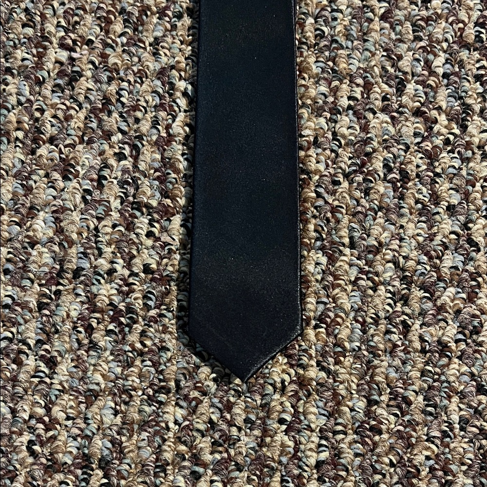👔 Black Skinny Tie